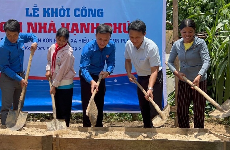 Remise d ouvrages pour des élèves issus de minorités ethniques de la province de Kon Tum
